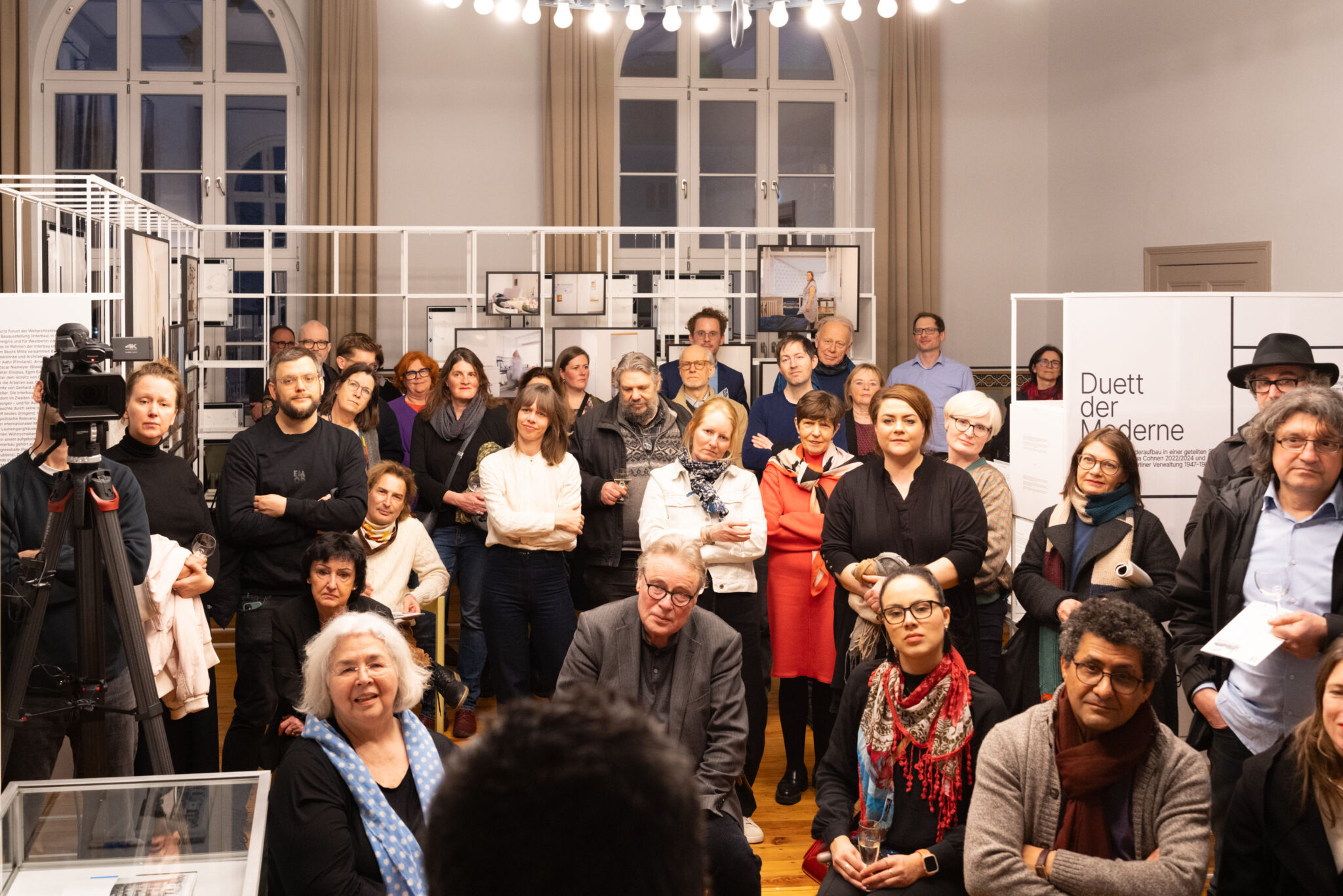 © Emad Ette - Zahlreiche Gäste, Freunde und Interessierte kamen zur Vernissage in den Sonderausstellungsraum des Mitte Museums, einer ehemaligen Schule.