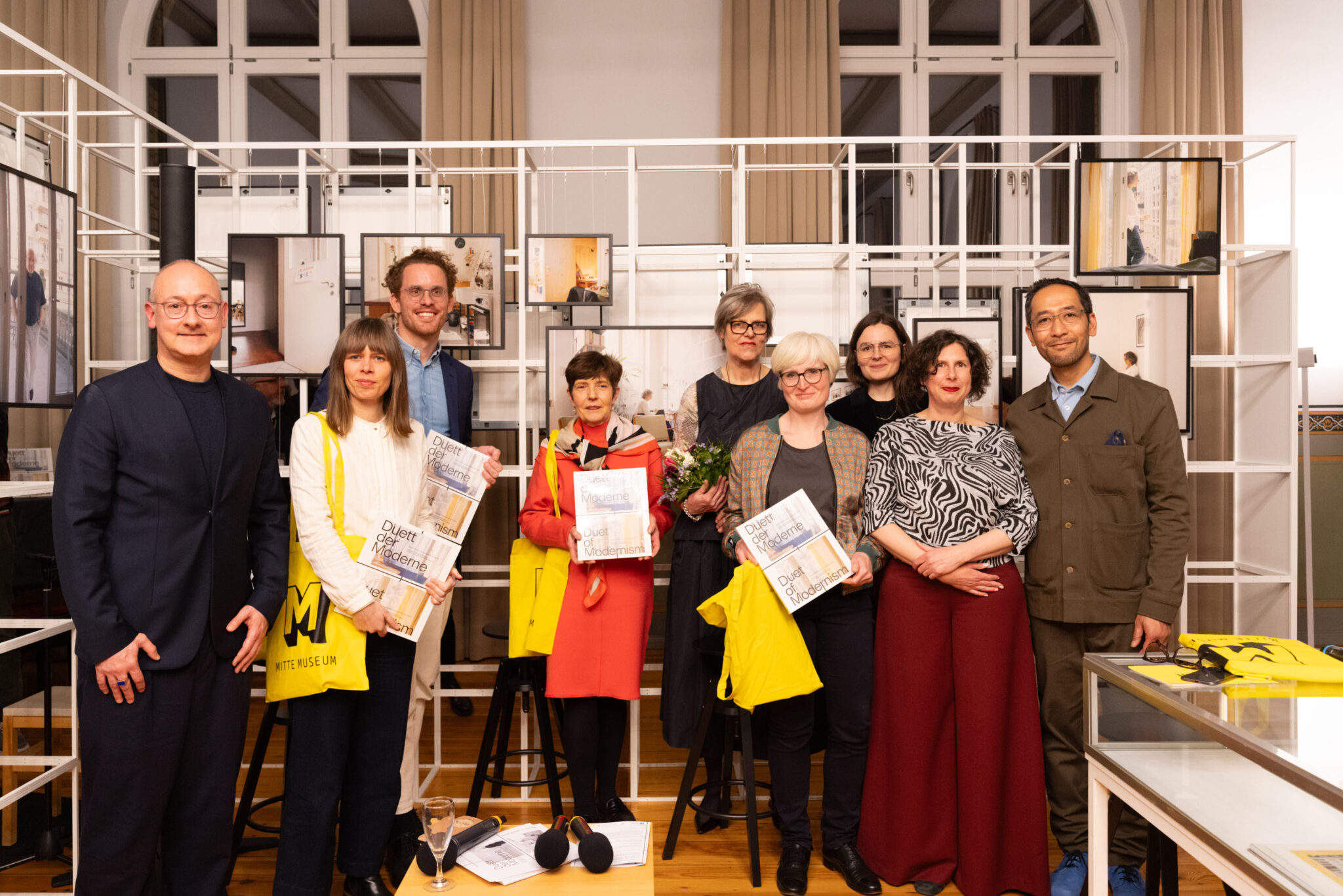 © Emad Ette - Zum Gruppenfoto mit den Gastautorinnen und -autoren des Buchs "Duett der Moderne" gesellten sich Sigrid Schulze, Kuratorin und stellvertretende Leitung des Mitte Museums, und Henriette Giersberg, wissenschaftliche Volontärin des Mitte Museums sowie die Künstlerin Bettina Cohnen (2. von re.) und die Kuratoren Jan Dimog (ganz re.) und Hendrik Bohle (ganz li.).
